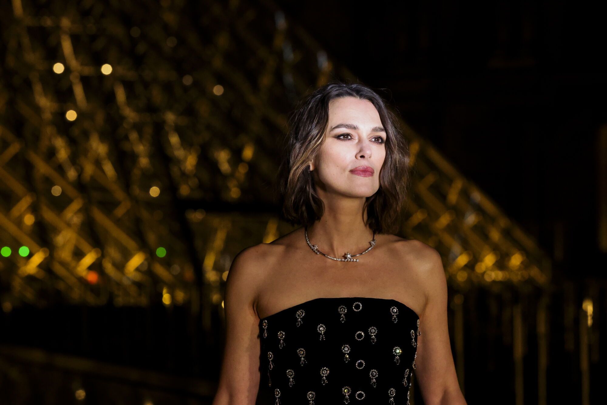 Paris (France), 04/03/2025.- British actress Keira Knightley arrives for the 'Le Grand Diner du Louvre' at the Louvre Museum in Paris, France, 04 March 2025. The Louvre Museum is hosting the gala dinner to mark the official opening of Paris Fashion Week and to raise funds to support the Louvre's restoration projects, educational programs, and initiatives aimed at making the museum more accessible to a broader audience. (Moda, Francia) EFE/EPA/TERESA SUAREZ