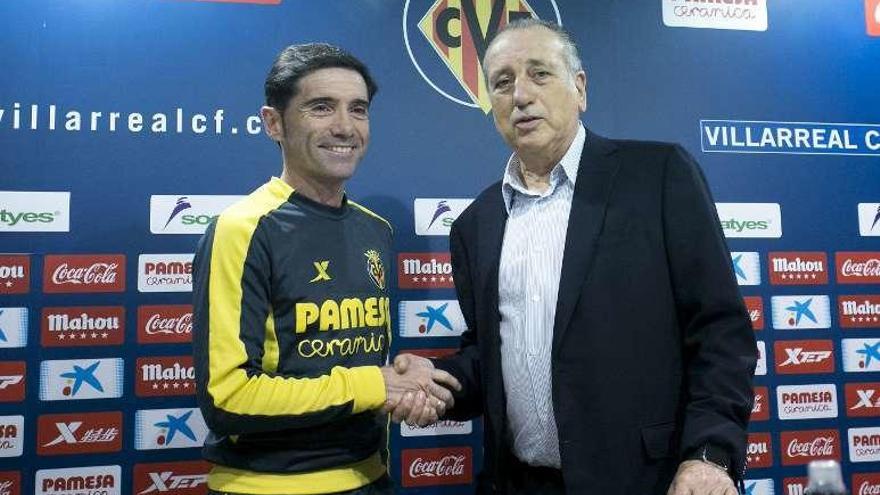 El saludo de Marcelino García y el presidente del Villarreal, Fernando Roig, tras firmar la renovación del contrato del técnico asturiano.