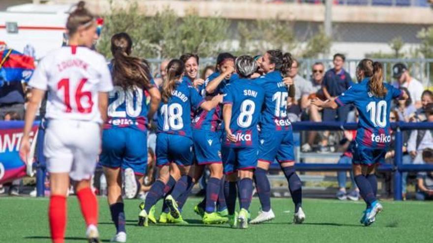 Las futbolistas del Levante UD celebran un gol, ayer en Buñol.