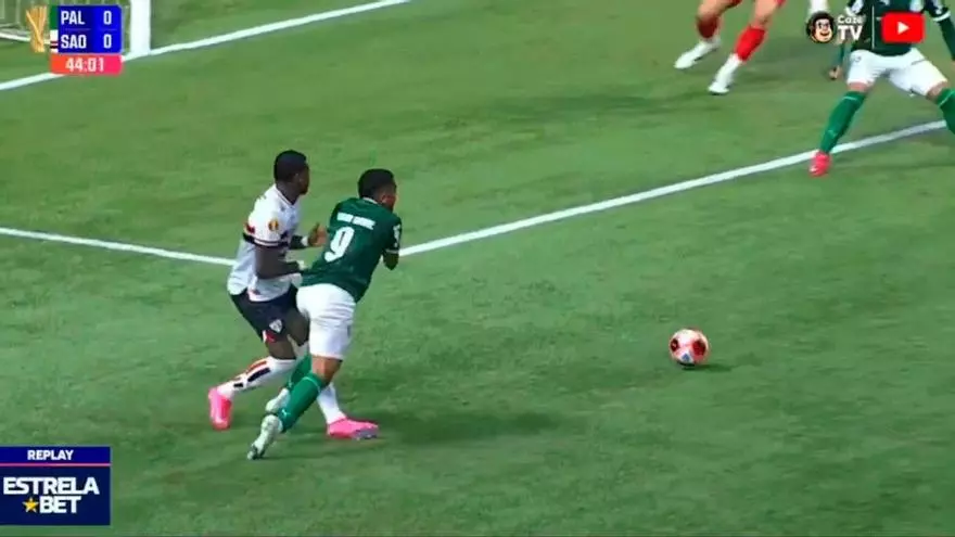 ¡Vitor Roque debuta en el Palmeiras con un piscinazo de época! Tremendo...