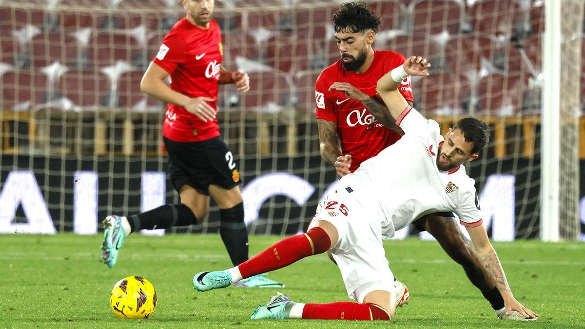 Adnan Januzaj en un partido con el Sevilla.