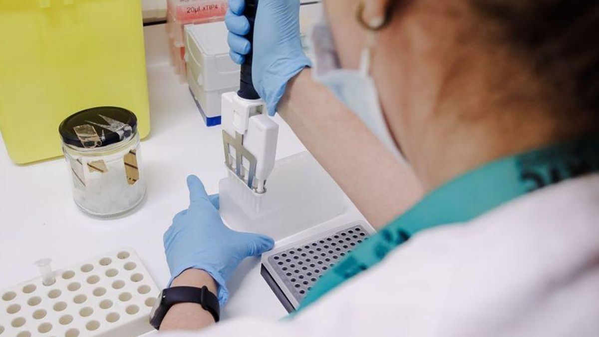 Una profesional realiza una prueba para diagnosticar una infección de viruela del mono.