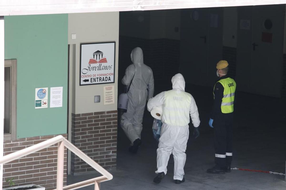 La UME desinfecta el centro de mayores de Jovellanos