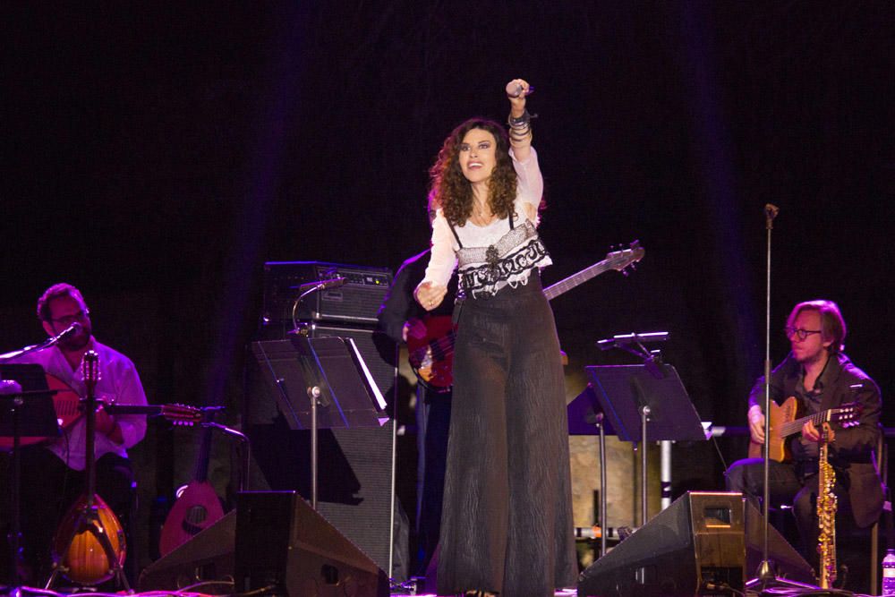 La cantante helena Eleftheria Arvanitaki inaugura el ciclo ´Nits de Tànit´ y hace bailar y hasta cantar en griego al público ibicenco