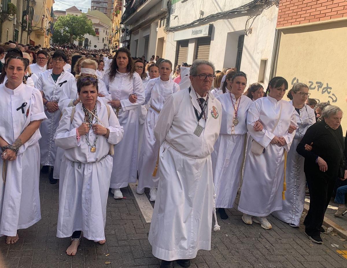 Penitentes tras Jesús Cautivo.