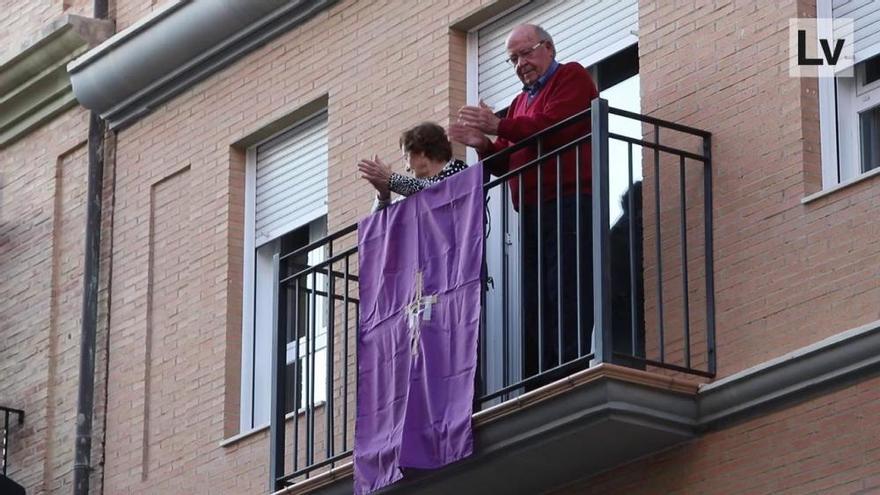 Vecinos de Sagunt aplauden desde los balcones en Semana Santa