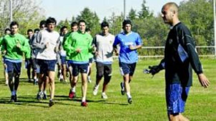 Luis Figueroa dirige a la plantilla en un entrenamiento físico