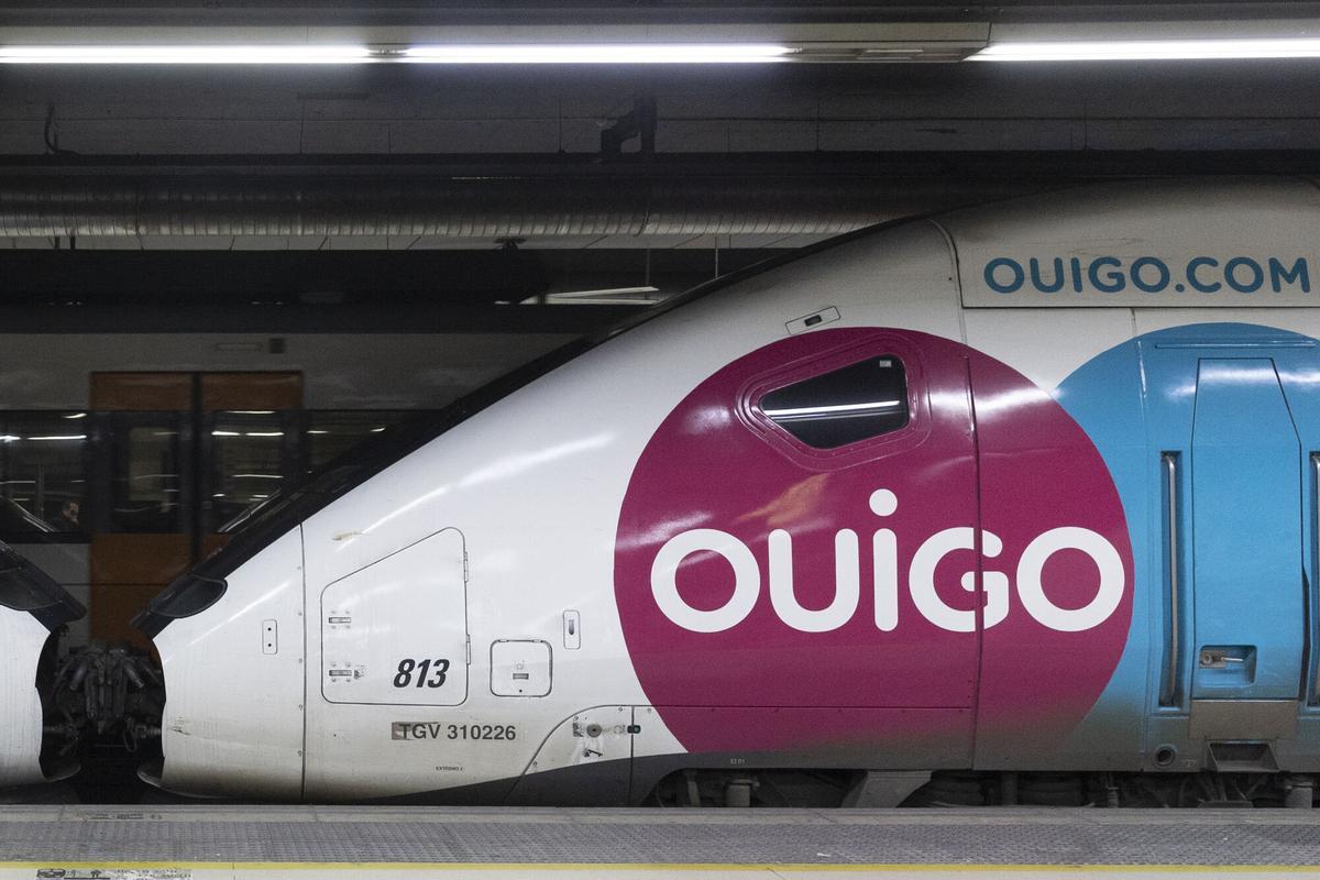 Barcelona 16/02/2023 Tema sobre el 15 aniversario del tren de alta velocidad AVE Barcelona - Madrid En la foto tren de alta velocidad de Ouigo en la Estació de Sants FOTO de FERRAN NADEU