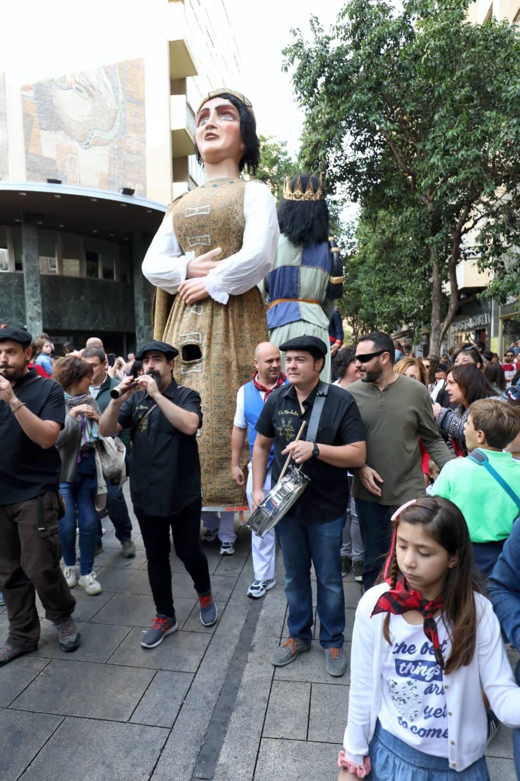 Comparsa de gigantes y cabezudos en el centro de Zaragoza