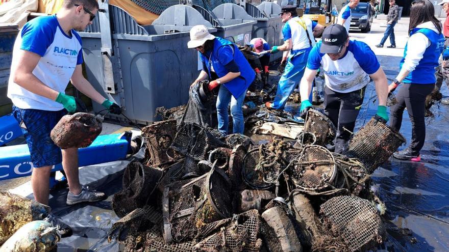 Numerosos artes de pesca se acumularon en la explanada portuaria.