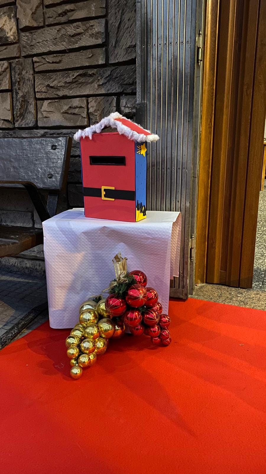 Los comerciantes de Laviana instalan un centenar de buzones para recoger las cartas a los Reyes Magos y Papá Noel