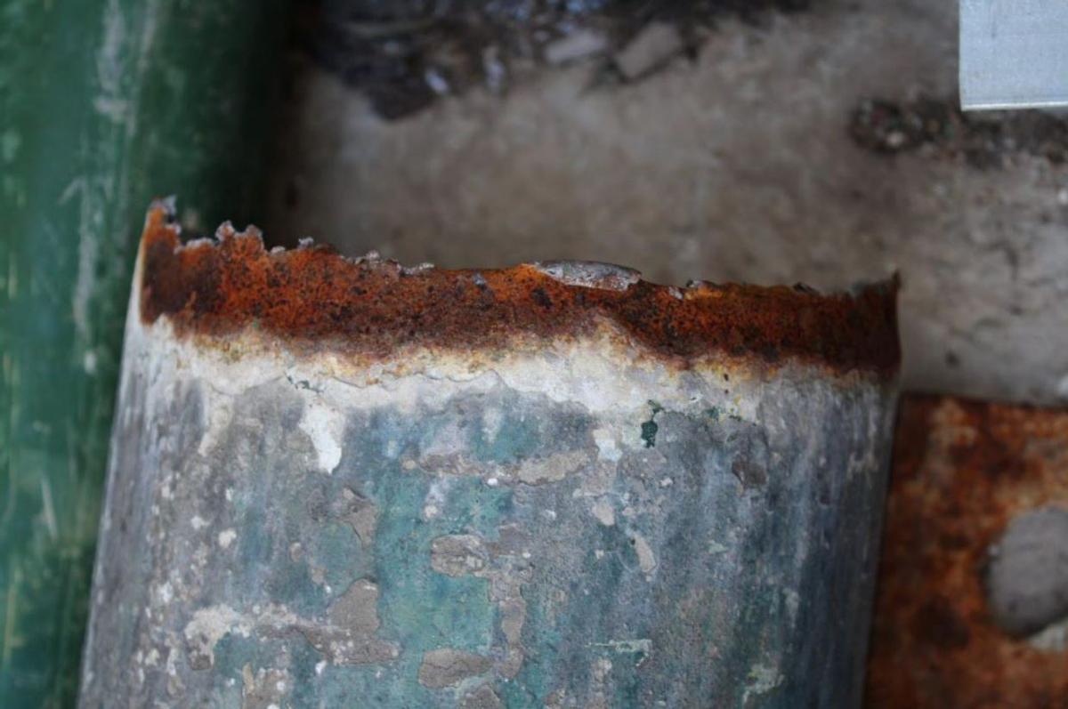 Evidencia de los colores de oxidación y corrosión. Del informe técnico en relación a las causas de corrosión y posterior rotura del farola situada en C/Ronda de Zamenhoff 1, Sabadell en fecha 27 de agosto de 2023.