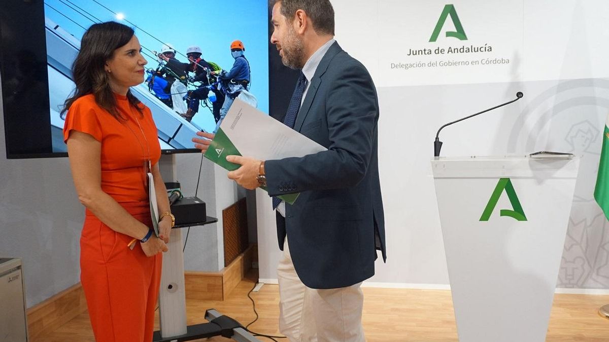 La delegada de Empleo, Mª Dolores Gálvez, y el director del Centro de Prevención de Riesgos Laborales de Córdoba, tras la presentación de las ayudas.