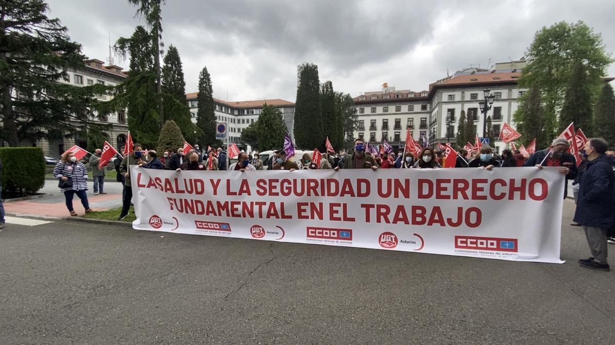 Manifestación de UGT y CCOO en Oviedo por la seguridad y salud en el trabajo