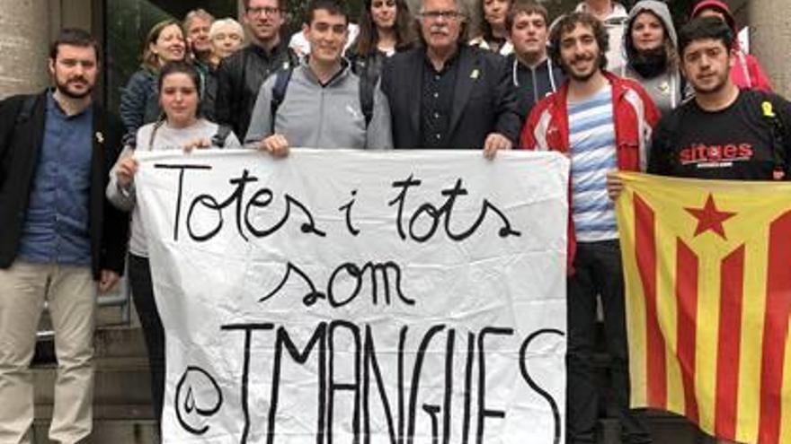 Al centre de la pancarta, Joan Mangues, ahir, al costat de Joan Tardà