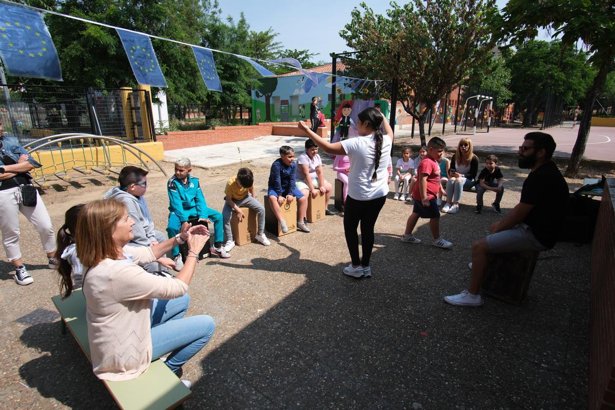 Actividad con las cajas flamencas en el patio de recreo.