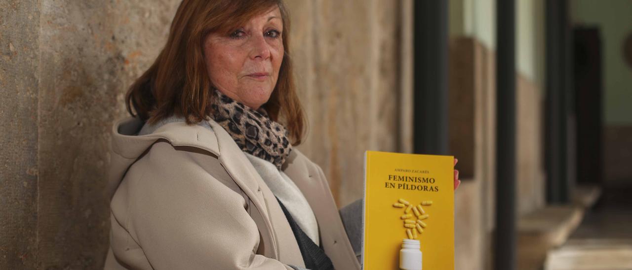 La escritora y columnista, Amparo Zacarés, con el libro que presenta hoy, &quot;Feminismo en píldoras&quot;