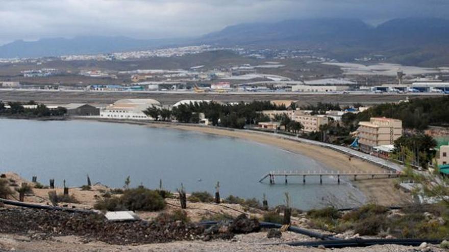 La playa de Gando se pierde en el limbo