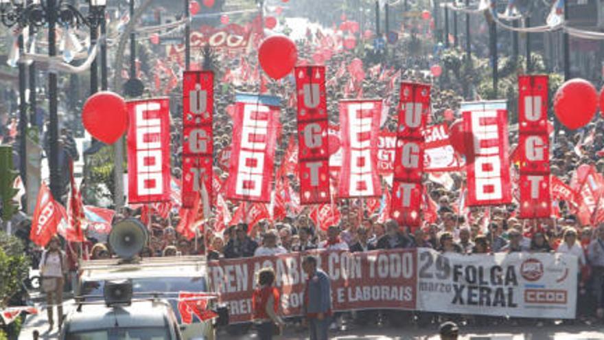 Centenares de personas, en la manifestación en Vigo convocada por CCOO y UGT. / R. Grobas