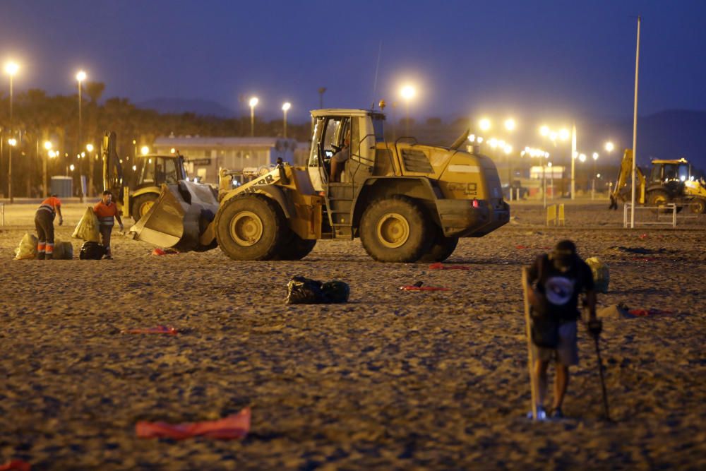 Recogida de residuos en la noche de San Juan en València