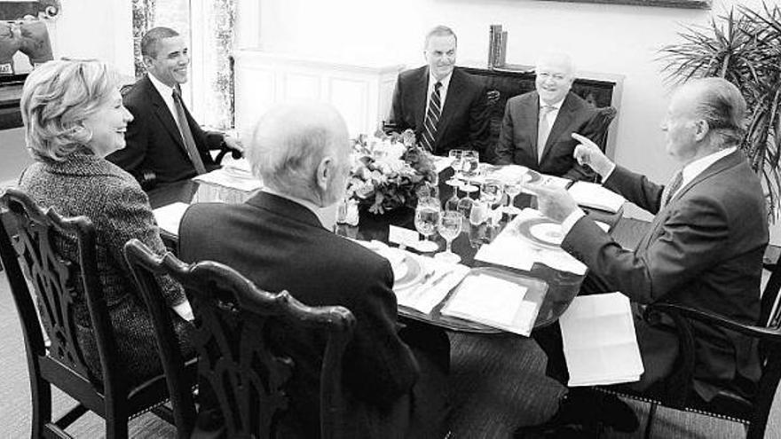 Obama y el Rey, en el almuerzo, con Clinton y el jefe de la Casa del Rey, Alberto Aza (de espaldas), Moratinos y el consejero de Seguridad Nacional, James Jones.