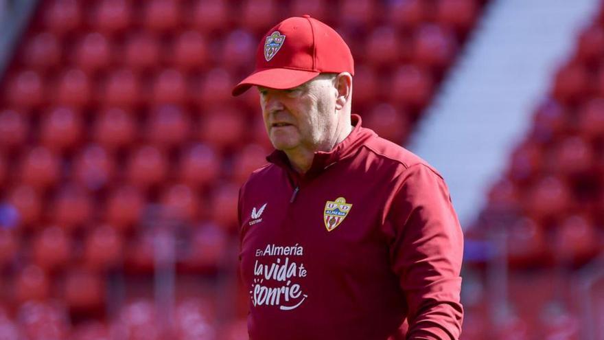 Pepe Mel, durante su primer entrenamiento con el Almería. | |