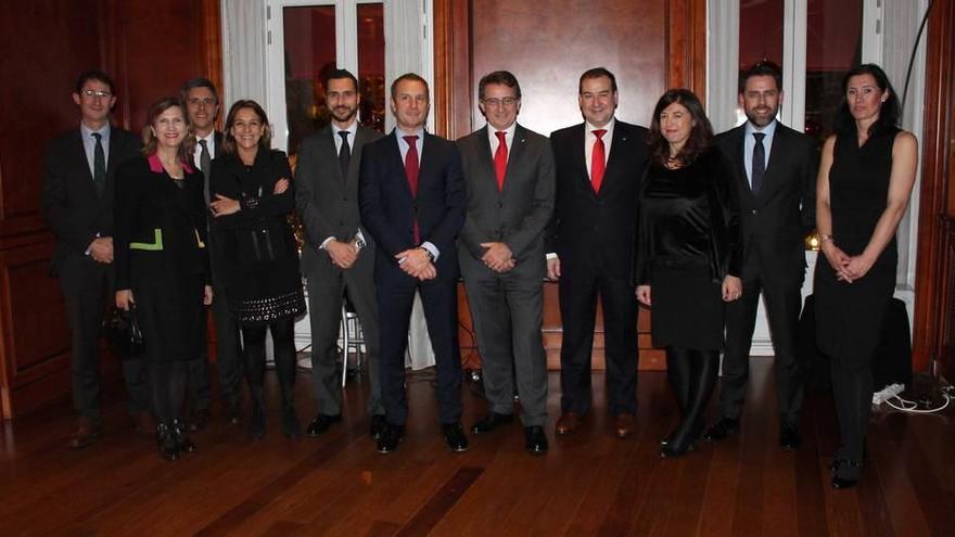 De izquierda a derecha: Michel Marcillac, director comercial de CPM; Asunción Valdés, directora de relaciones institucionales de Prensa Ibérica; Manuel de la Fuente, director de prensa y automoción de Publipress; Ana María Basora, directora de comunicación y patrocinios; Rubén Cordero, director comercial de Publipress Media; Juan Ramón Rodríguez, director comercial de Prensa Ibérica; Gabriele Palma, director de marketing de Seat España; Fernando Salvador, director de comunicación de Seat España; Irene Lanzaco, directora general de gabinete de presidencia de Prensa Ibérica; Jaime Suárez, director comercial nacional de Prensa Ibérica, y Cristine Maier, directora de comunicación en relaciones institucionales de Bosch España.