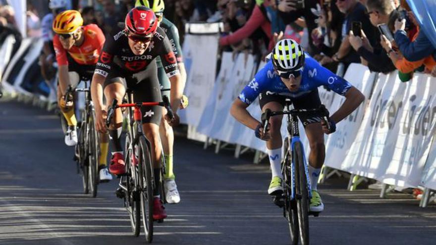 Pelayo Sánchez en el sprint, celebrando su victoria y con el trofeo de la Challenge de Mallorca. | Efe