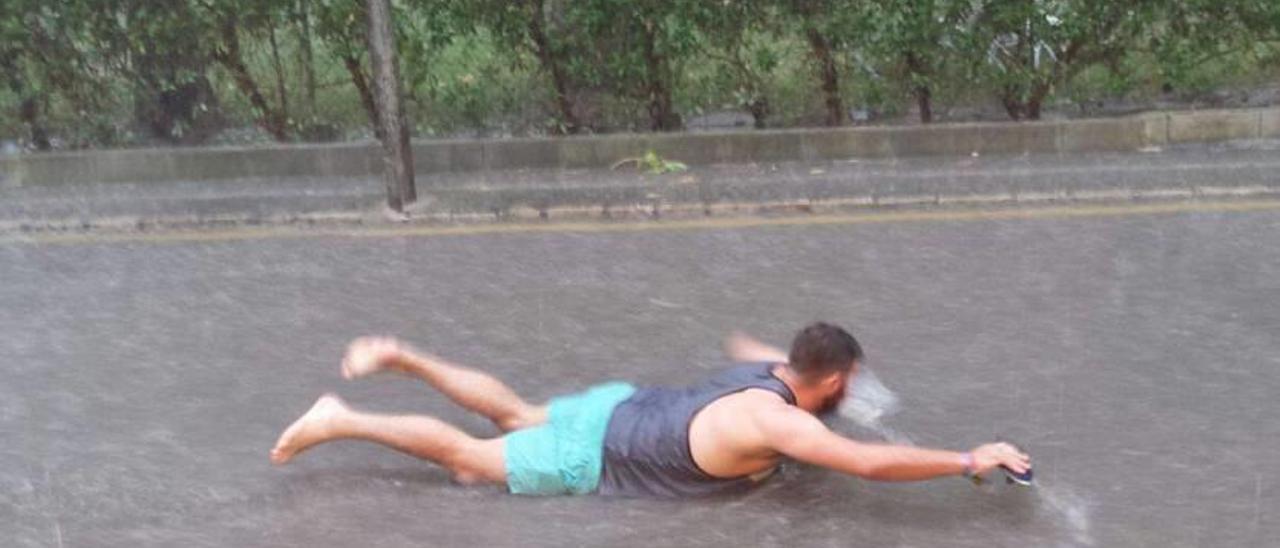 Un turista &#039;nada&#039; en la primera línea inundada del Moll.