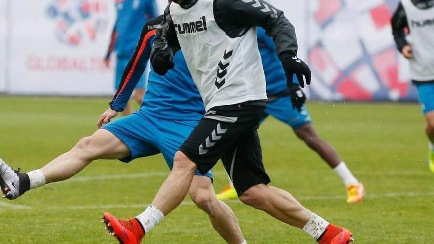 Bautista, con el balón, entrenándose ayer.