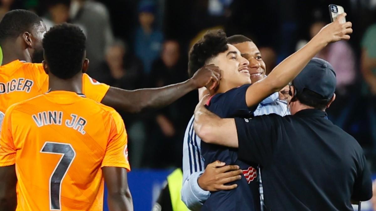 Un espontáneo salta al campon en Anoeta para un selfie con Mbappé pero no con Vinicius