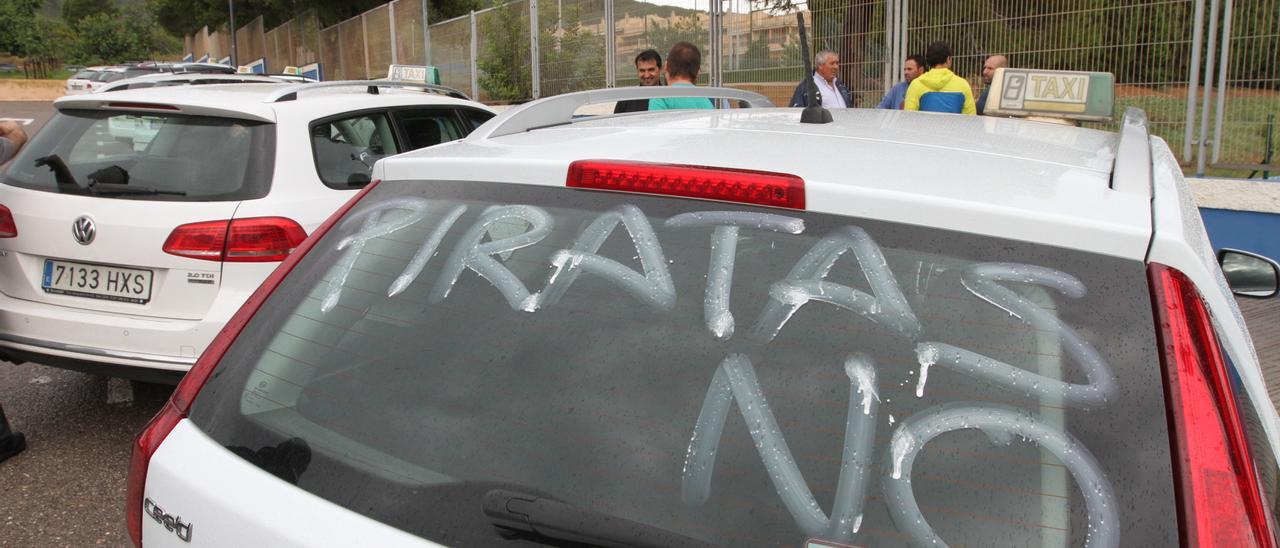 Protesta contra el intrusismo en el sector del taxi. J.A. Riera