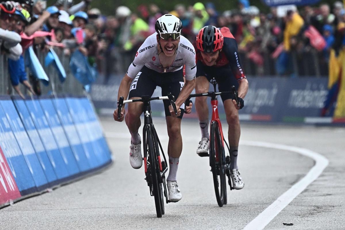 Monte Bondone (Italy), 23/05/2023.- Portuguese rider Joao Almeida (L) of UAE Emirates Team and British rider Geraint Thomas of Team Ineos Grenadiers in action during the 16th stage of the 2023 Giro d’Italia cycling race over 203 km from Sabbio Chiese to Monte Bondone, Italy, 23 May 2023. (Ciclismo, Italia) EFE/EPA/LUCA ZENNARO