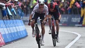 Monte Bondone (Italy), 23/05/2023.- Portuguese rider Joao Almeida (L) of UAE Emirates Team and British rider Geraint Thomas of Team Ineos Grenadiers in action during the 16th stage of the 2023 Giro d’Italia cycling race over 203 km from Sabbio Chiese to Monte Bondone, Italy, 23 May 2023. (Ciclismo, Italia) EFE/EPA/LUCA ZENNARO