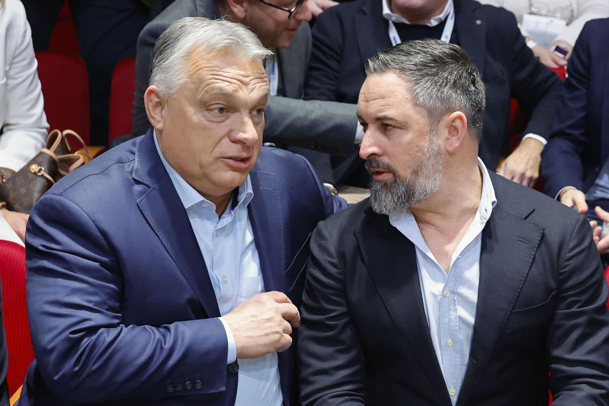 MADRID, 08/02/2025.- El presidente de Vox, Santiago Abascal (d), conversa con el primer ministro húngaro, Viktor Orbán este sábado durante la primera cumbre en Madrid de Patriotas, alianza de la extrema derecha europea. EFE/ Sergio Pérez