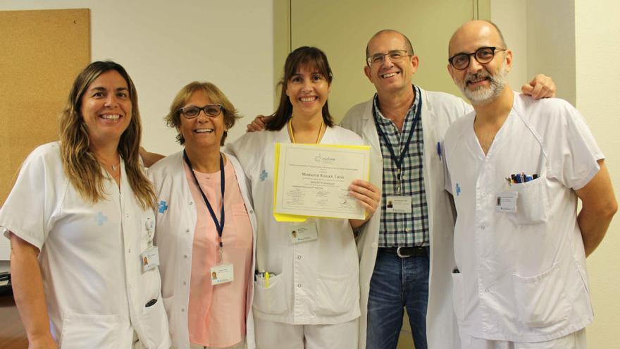 Montse Reixach, al centre, amb companys professionals d&#039;infermeria i de la Unitat Neonatal