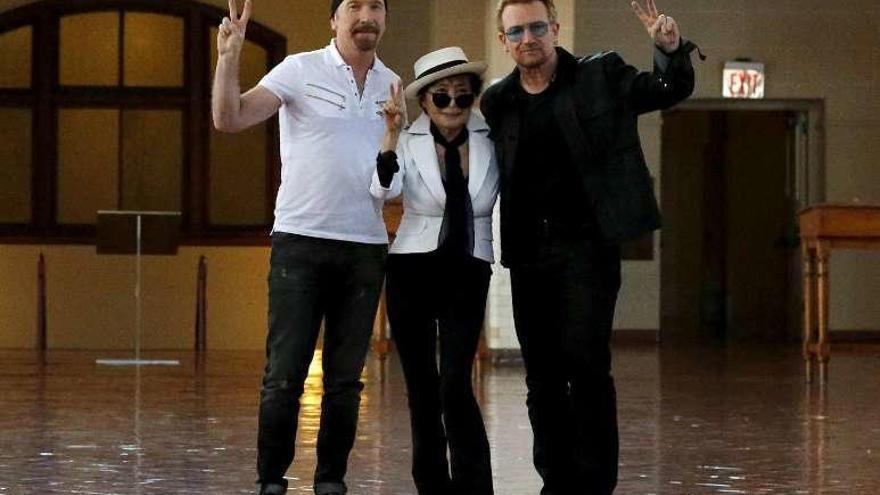Yoko Ono posa junto a Bono y el guitarrista de The Edge.