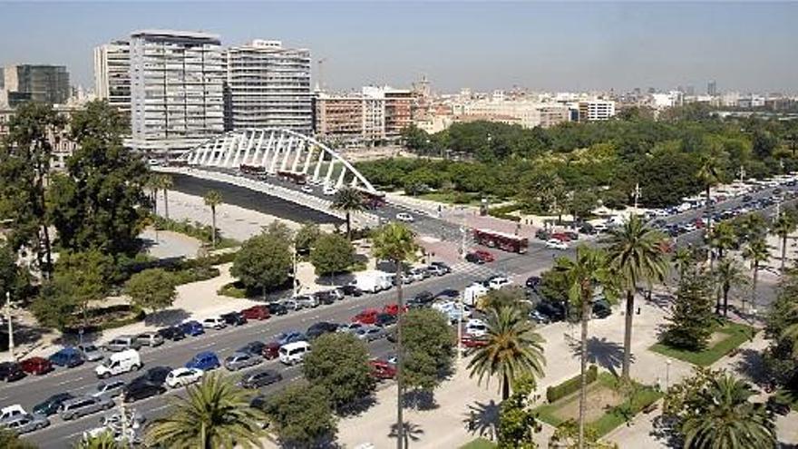 Vista general del Paseo de la Alameda, convertido en aparcamiento y vía rápida de Valencia.