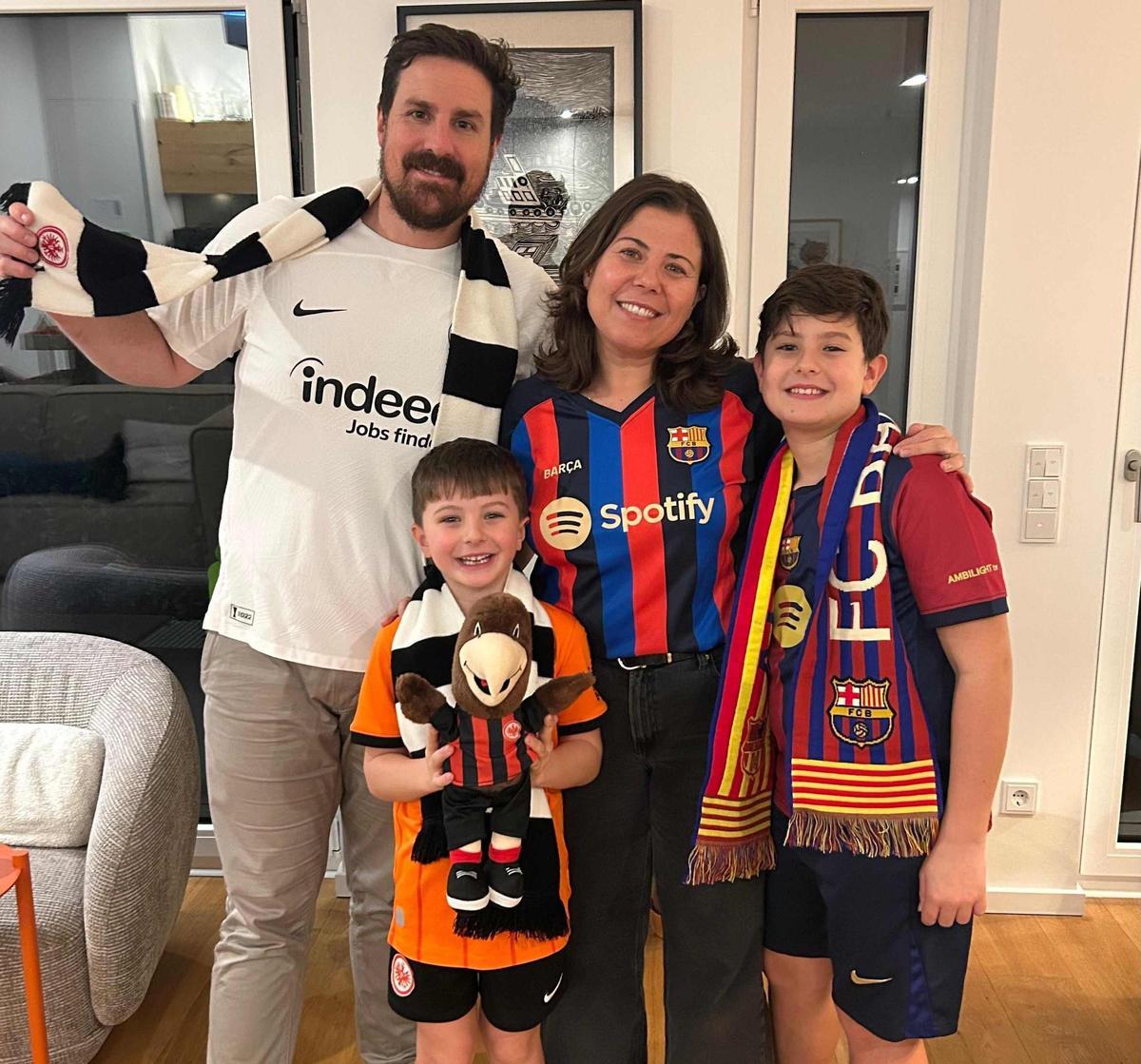 La familia Albert Balart, con el corazón dividido en el Barça - Eintracht