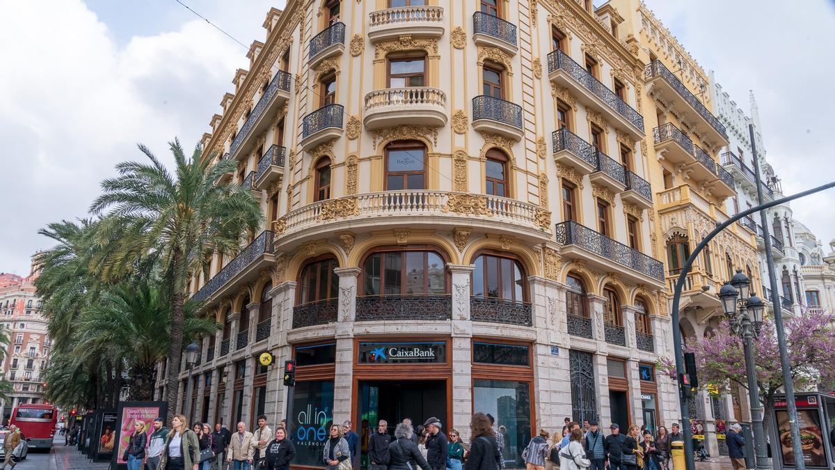 Oficina de CaixaBank en la plaza del Ayuntamiento.