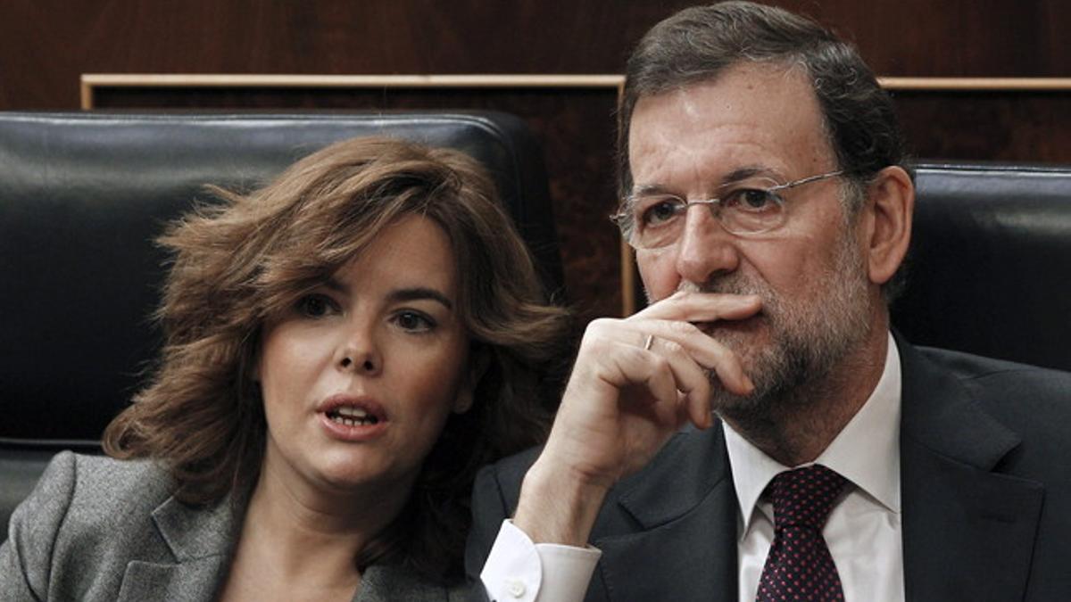 El presidente del Gobierno, Mariano Rajoy, y la vicepresidenta, Soraya Saénz de Santamaría, durante el debate de convalidación del Decreto Ley de Medidas urgentes en materia presupuestaria, tributaria y financiera para la corrección del déficit públi