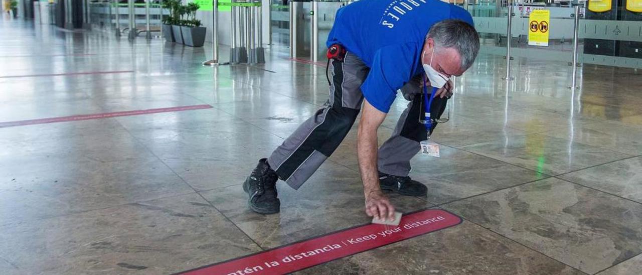 Mascarillas, señales y tecnología para moverse en el aeropuerto de Alicante-Elche