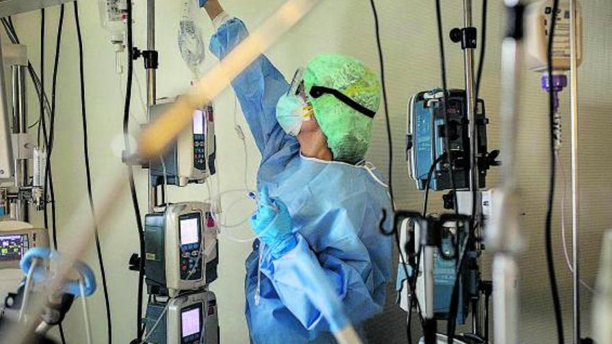 Una profesional sanitaria, en el hospital Virgen de la Concha