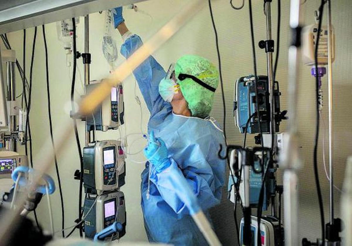 Una profesional sanitaria, en el hospital Virgen de la Concha.