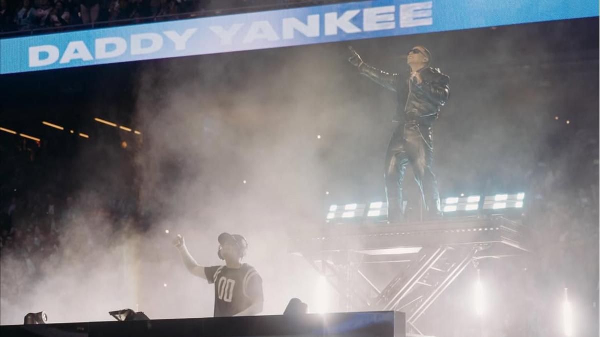 Daddy Yankee y Bizarrap actuando en la media parte del partido de la NFL en el Santiago Bernabéu.