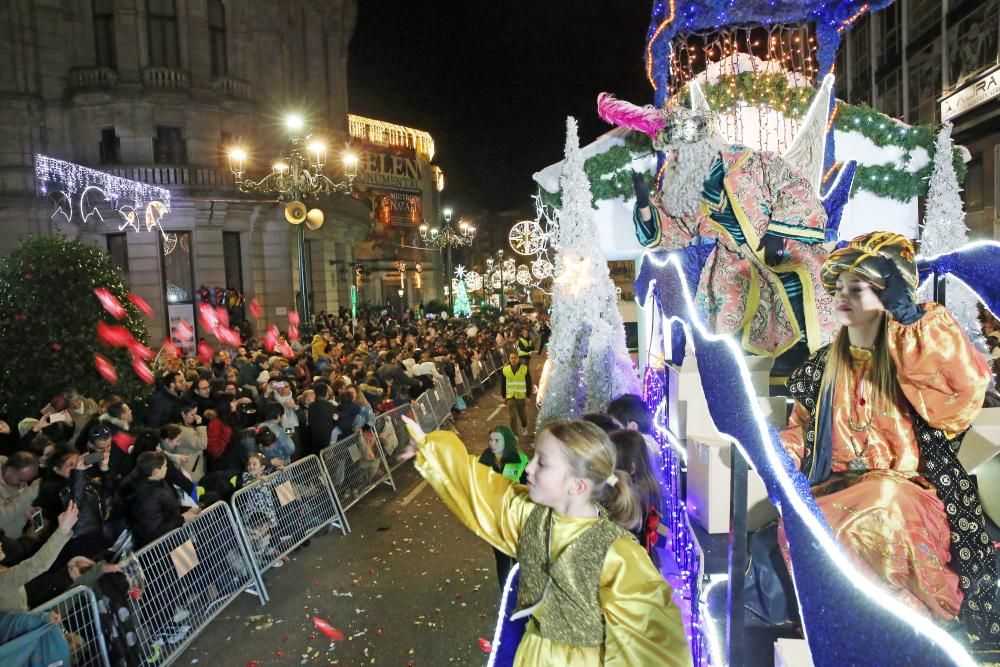 Miles de niños y niñas disfrutan junto a sus familias del desfile récord de la ciudad olívica. Melchor, Gaspar y Baltasar lanzaron caramelos desde sus carrozas.