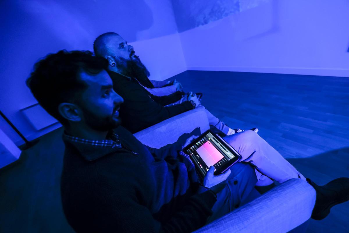 El proyector 3D permite interactuar con otras personas para evitar el aislamiento social.