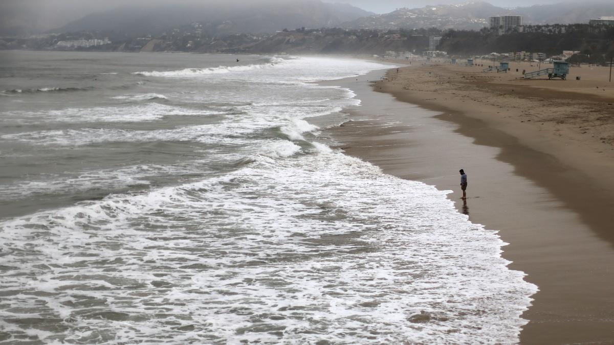 Un hombre pasea por las costas de Santa Mónica, en California, en una imagen de archivo.