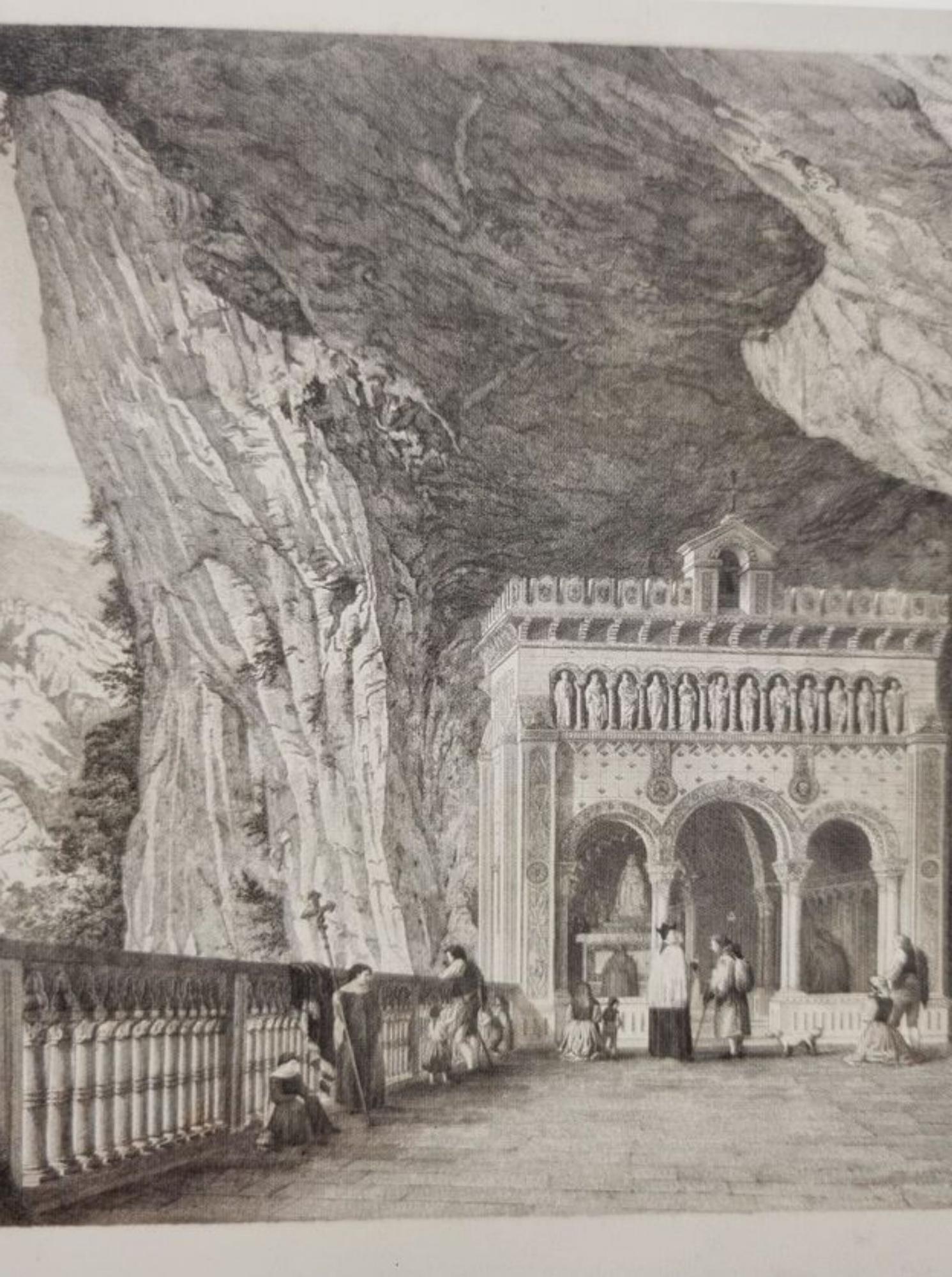 El grabáu «Cuadonga: vista interior del Santuariu», de Bartolomé Maura sobre dibujos de Roberto Frassinelli.