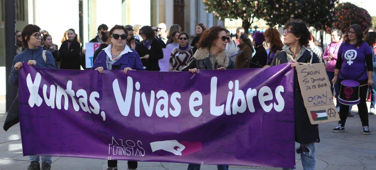 Participantes en la concentración de Azos Feministas en Lalín. | BERNABÉ/ AMANDA CASTRO